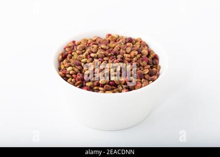 Polvere Sumac macinata Spice in ciotola isolato su sfondo bianco. Foto Stock