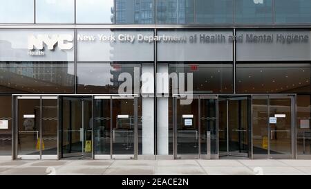 New York City Department of Health and Mental Hygiene, 42-09 28th St, Queens, New York. Esterno di un edificio di uffici e la burocrazia del governo Foto Stock