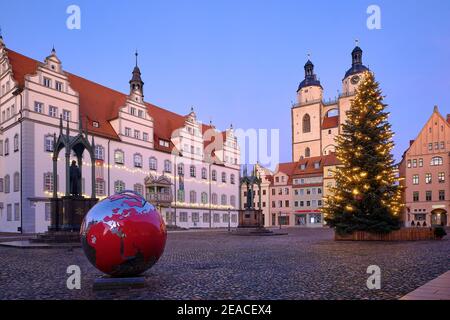 Piazza del mercato con l'albero di Natale, il municipio e la chiesa di San Mariano a Luherstadt Wittenberg, Sassonia-Anhalt, Germania Foto Stock