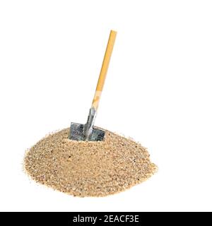 Sabbia con pala isolata su fondo bianco Foto Stock
