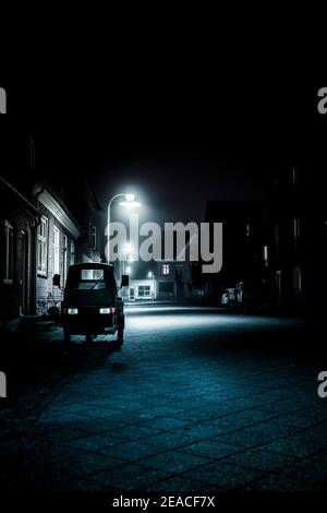 Strada in una piccola città scandinava di notte Foto Stock