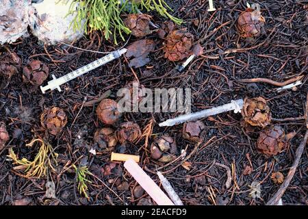 Siringhe lasciate sul terreno utilizzate per l'iniezione di oppioidi; crisi oppioidi, epidemie e crisi; San Francisco, California, STATI UNITI. Foto Stock