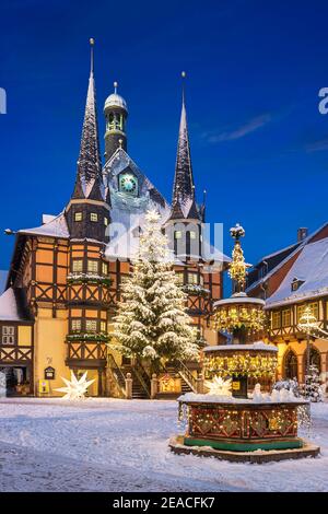 Decorazioni natalizie di fronte al Municipio di Wernigerode, Germania Foto Stock