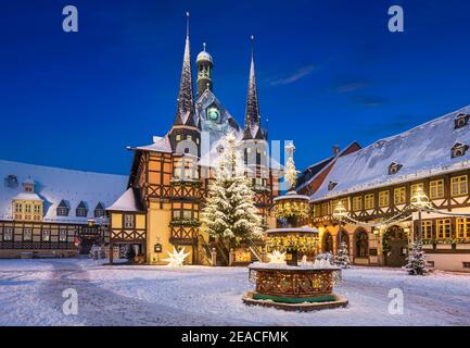 Decorazioni natalizie di fronte al Municipio di Wernigerode, Germania Foto Stock