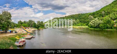 Svyatogorsk, Ucraina 07.16.2020. Fiume Seversky Donets vicino alla Svyatogorsk o Sviatohirsk lavra in una soleggiata mattina estiva Foto Stock