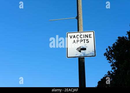 Cartello stradale che indica ai pazienti il sito di vaccinazione Covid-19 presso il City College di San Francisco, California; solo appuntamenti con vaccini. Foto Stock