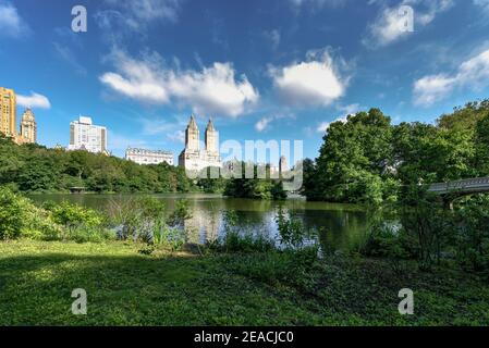 In estate a Central Park a New York con Bow Ponte sul lago Central Parl Foto Stock
