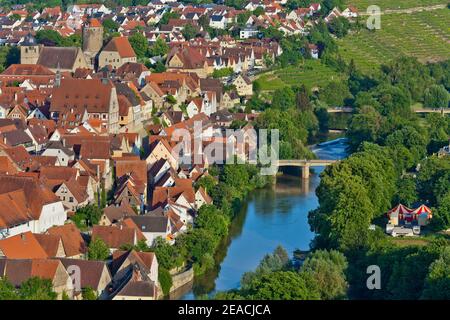 Germania, Baden-Wuerttemberg, Besigheim. Vista dai vigneti alla città sull'Enz. Foto Stock