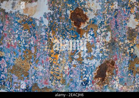 Sfondo metallico blu, bianco e rosa, sfondo metallico arrugginito con striature di ruggine, arte astratta Foto Stock