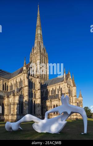 Inghilterra, Wiltshire, Salisbury, Salisbury Cathedral e Henry Moore Sculpture intitolate "Large Reclining Figure" datata 1983 Foto Stock