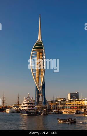 Inghilterra, Hampshire, Portsmouth, Harbourfront e Spinnaker Tower Foto Stock