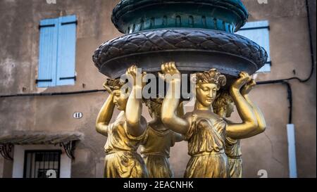 Fontana originale 'Wallace' a Coursan. Progettato dallo scultore Charles Auguste Lebourg e identico a quelli di Parigi. Eretto nel XIX secolo. Foto Stock