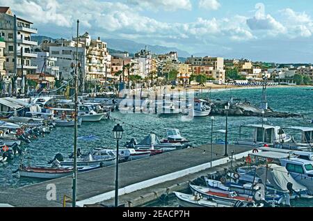 IL LUNGOMARE PROMONARDE CON HOTEL E RISTORANTI. CHANIA, CRETA. ISOLE GRECHE. MAGGIO . Chania lungomare promonarde con la sua Marina, Hotel e co Foto Stock