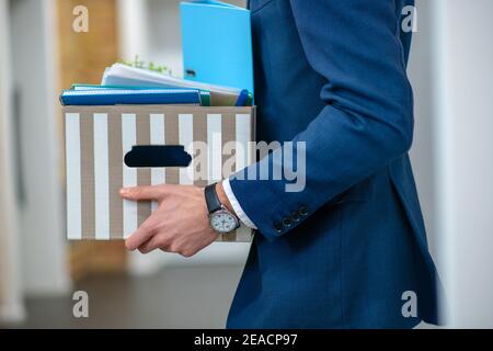 Mani maschili che tengono una scatola di oggetti personali Foto Stock
