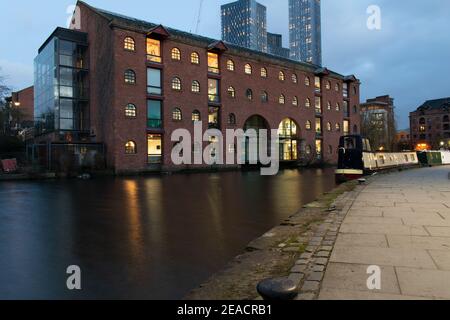Merchant's Warehouse con buchi di spedizione per Giant's Basin, Castle Street, Castlefield, Manchester, Regno Unito Foto Stock