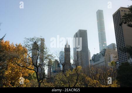 New York City USA Vista degli edifici su Central Park South da Central Park in autunno Foto Stock