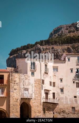Casa, città, montagna, Cefalu, Sicilia, Italia Foto Stock