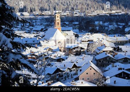 Veduta della Chiesa di San Pietro e Paolo a Mittenwald, Werdenfelser Land, alta Baviera, Baviera, Germania meridionale, Germania, Europa Foto Stock