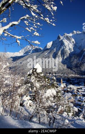 Foresta invernale di fronte ai Monti Karwendel, Mittenwald, Werdenfelser Land, alta Baviera, Baviera, Germania meridionale, Germania, Europa Foto Stock