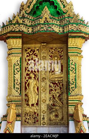 Porta con sculture dorate che illustrano creature mitologiche e scene della vita del Buddha, Tempio di Haw Pha Bang, Luang Prabang, Laos Foto Stock