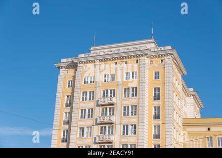 Germania, Sassonia-Anhalt, Magdeburgo, condomini in stile classicismo socialista, chiamati anche edifici Stalin. Foto Stock