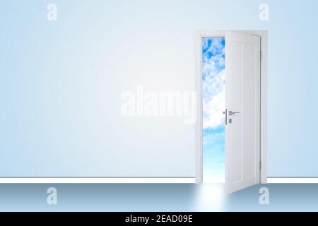 Aprire la porta ad un nuovo mondo, il verde paesaggio estivo. Concettuale Foto Stock