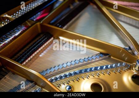 Un primo piano della struttura di stringa interna di un top pianoforte a coda Foto Stock