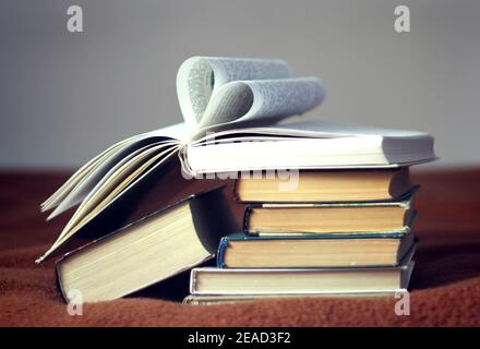 Libro aperto con cuore pagine sagomate Foto Stock