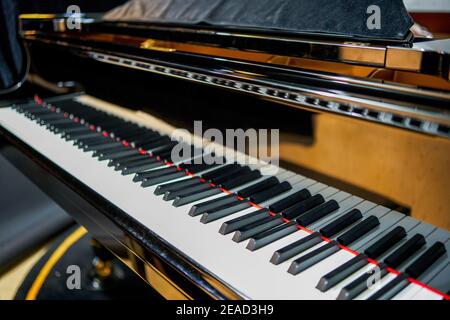 Primo piano dei tasti in bianco e nero di una parte superiore pianoforte a coda Foto Stock