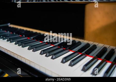 Primo piano dei tasti in bianco e nero di una parte superiore pianoforte a coda Foto Stock