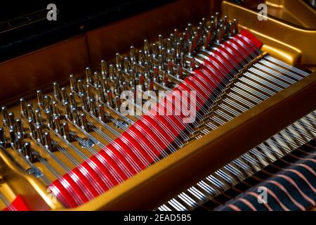 Un primo piano della struttura di stringa interna di un top pianoforte a coda Foto Stock