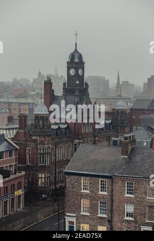 Vista dello skyline di York dalla cima della Clifford's Tower durante una giornata di nebbia in inverno, Yorkshire, Inghilterra, Regno Unito. Foto Stock