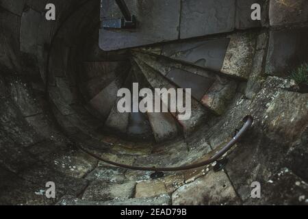 Scala all'interno della Torre di Clifford a York, Yorkshire, Inghilterra, Regno Unito. Foto Stock