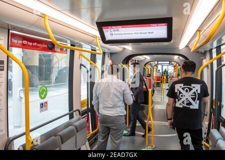 Passeggeri interni del treno leggero di Sydney in piedi sul treno Nel centro di Sydney, NSW, Australia Foto Stock