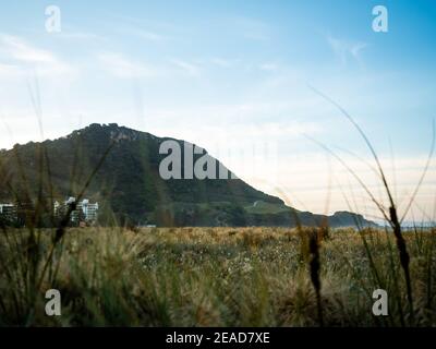 Monte Maunganui mauoa al tramonto dalla baia pilota e il monte drury tauranga Foto Stock