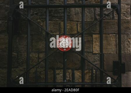 Badge Heraldic della città di York attaccato a un cancello di ferro che dà accesso alle mura di York, accanto al Micklegate Bar a York, Yorkshire, Inghilterra, Regno Unito. Foto Stock