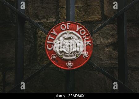 Badge Heraldic della città di York attaccato a un cancello di ferro che dà accesso alle mura di York, accanto al Micklegate Bar a York, Yorkshire, Inghilterra, Regno Unito. Foto Stock