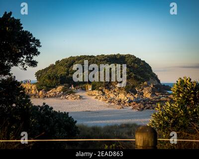 Isola di svago dal monte maunganui nella baia di Tauranga di abbondanza Foto Stock