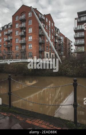 Passerella sotto il fiume Foss a York, Yorkshire, Inghilterra, Regno Unito. Foto Stock