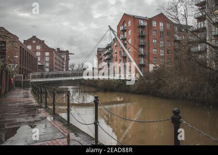 Passerella sotto il fiume Foss a York, Yorkshire, Inghilterra, Regno Unito. Foto Stock