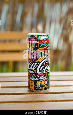 POZNAN, POLONIA - 24 luglio 2017: Coca Cola può Woodstock edizione su un tavolo di legno Foto Stock
