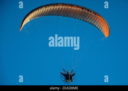 Parapendio alimentato sulla spiaggia di Glyfada, Atene Foto Stock