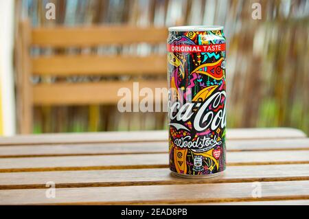 POZNAN, POLONIA - 24 luglio 2017: Coca Cola può Woodstock edizione su un tavolo di legno Foto Stock