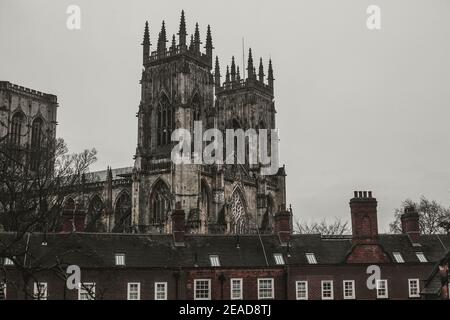 Vista della cattedrale di York dalle mura romane di York, Yorkshire, Inghilterra, Regno Unito. Foto Stock