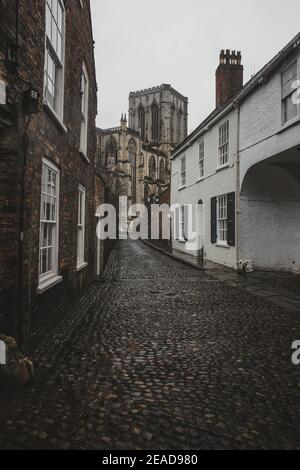 Vista di York Minster da Chapter House Street a York, North Yorkshire, Inghilterra, Regno Unito. Foto Stock