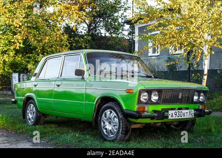 1970-car Jiguli Vaz-2101 Verde sul lato della strada del villaggio al tramonto. Kurskoe, Crimea - 4 ottobre 2020 Foto Stock
