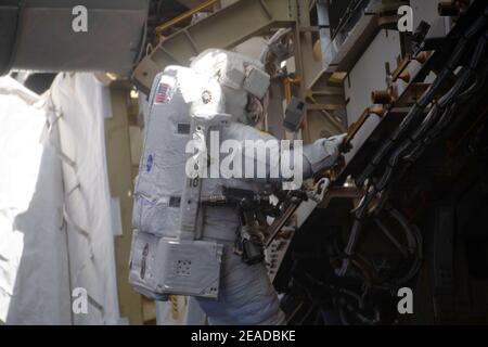 ISS - 1 febbraio 2021 - astronauta della NASA Victor Glover viene raffigurato durante una passerella per completare il lavoro di aggiornamento della batteria All'esterno dell'Internation Foto Stock