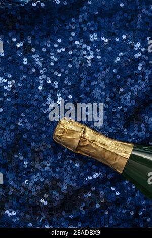 Bottiglia di champagne con decorazioni in paillette luminose Foto Stock