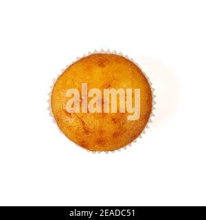 Muffin isolati su sfondo bianco. Muffin - versione americana di un cupcake, un piccolo dolce rotondo o ovale, dolce, che comprende una varietà di filli Foto Stock