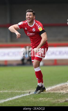 L'ex stella TOWIE Mark Wright ha visto il suo debutto in campionato durante la partita di campionato EFL Sky Bet tra Crawley Town e Harrogate Town presso il People's Pension Stadium di Crawley. Foto Stock